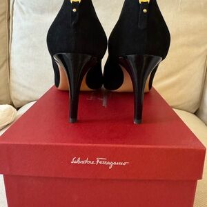 NWT Salvatore Ferragamo Black Suede Pumps (size 7.5)